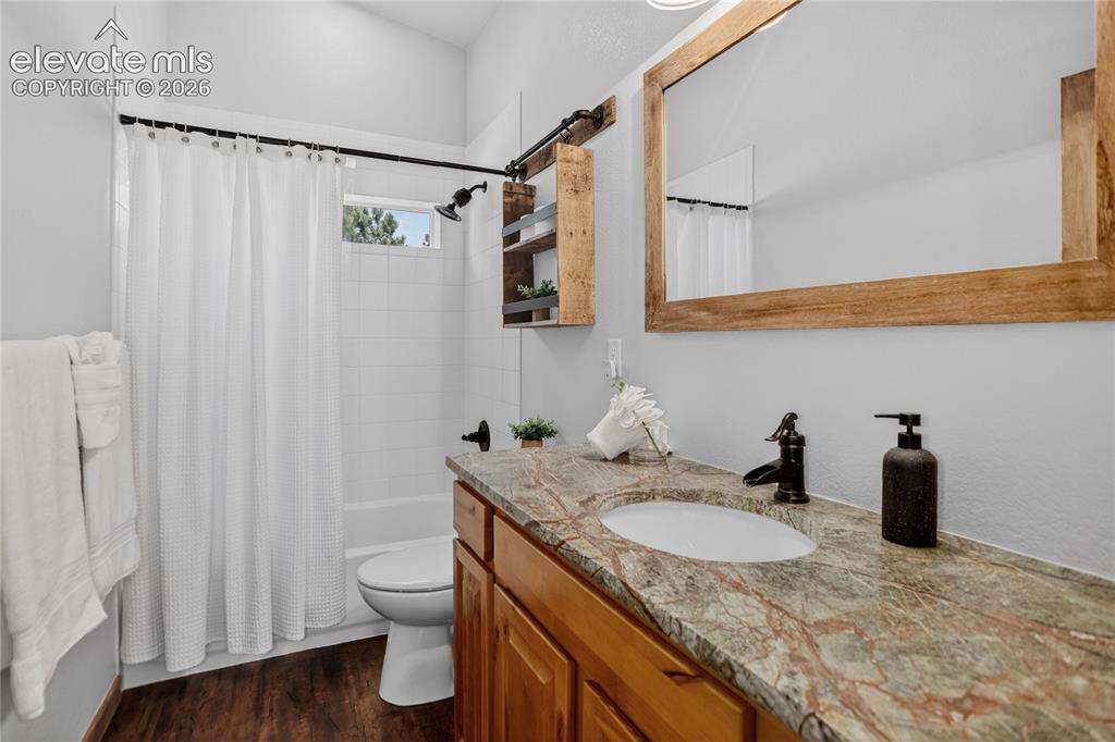 Image 19 of 28: Full guest bath - upper level