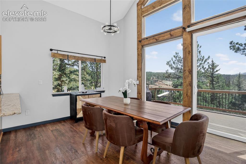 Image 5 of 28: Dining room