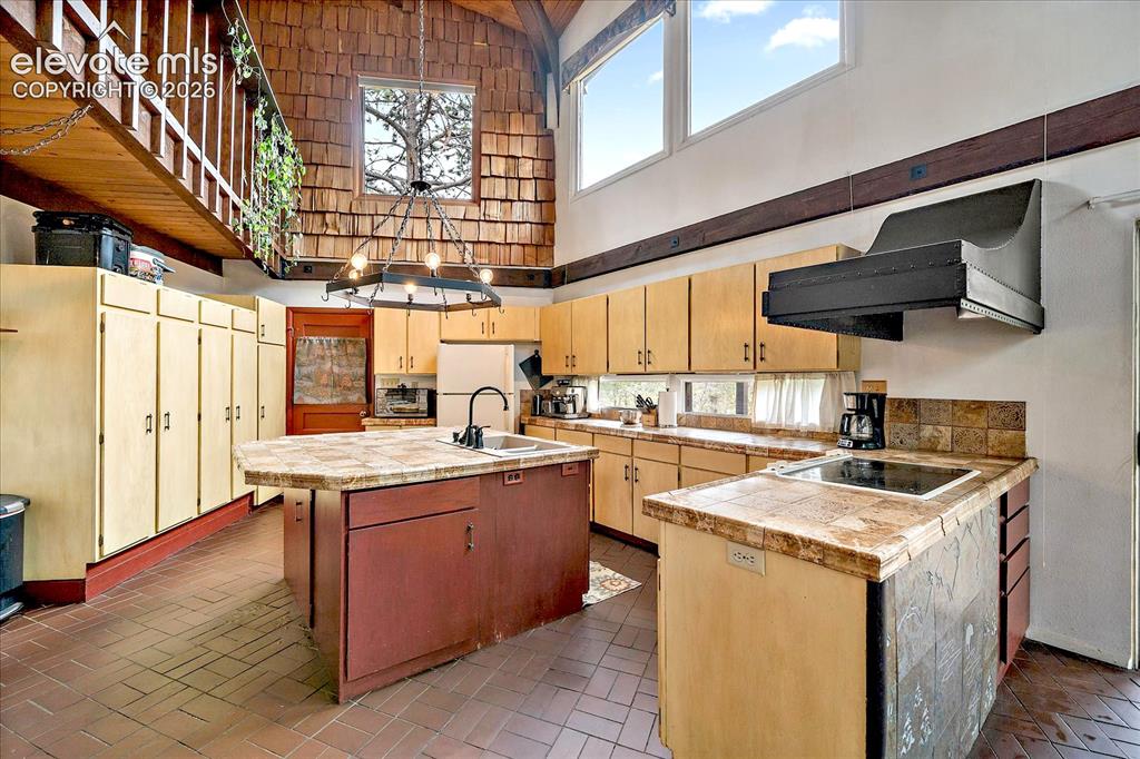 Image 10 of 50: Kitchen