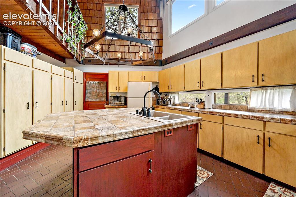 Image 12 of 50: Kitchen