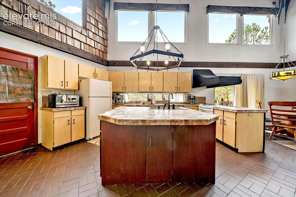 Image 13 of 50: Kitchen