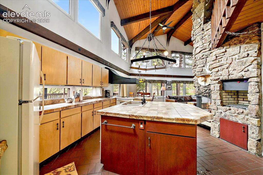 Image 14 of 50: Kitchen