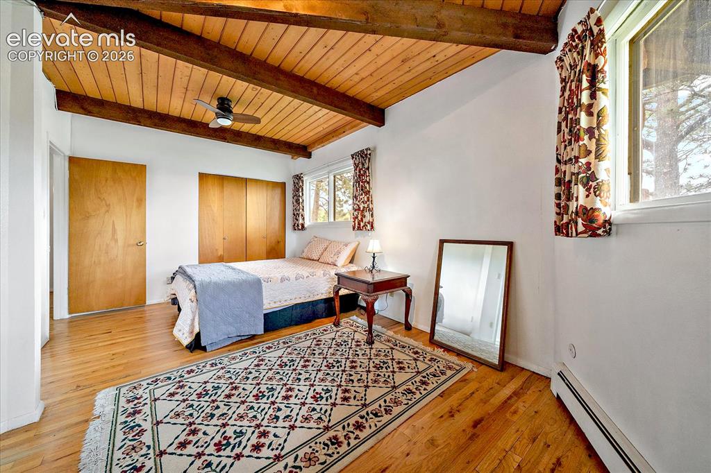Image 16 of 50: Bedroom