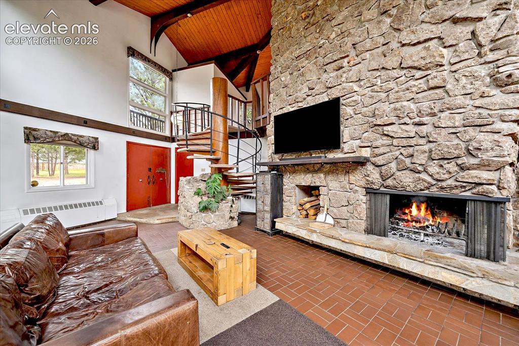 Image 7 of 50: Living Room