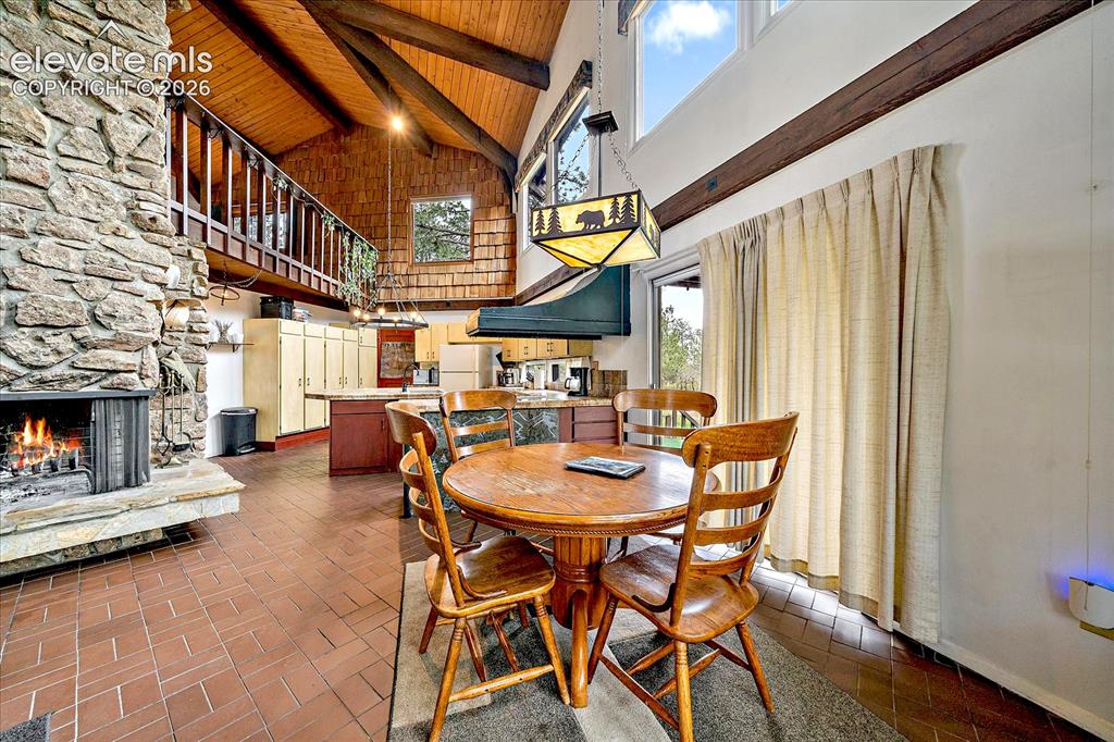 Image 8 of 50: Dining Area