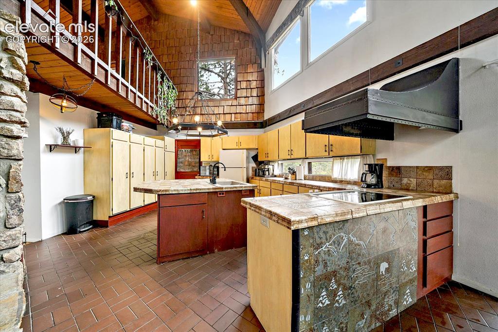 Image 9 of 50: Kitchen