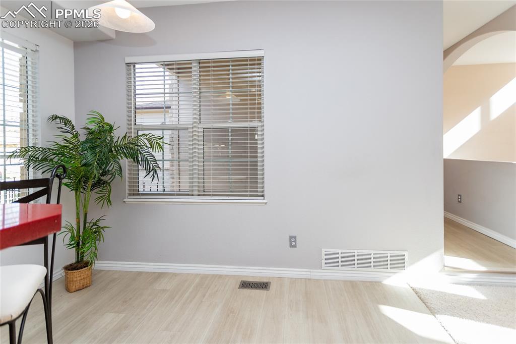 Image 10 of 45: Breakfast Area