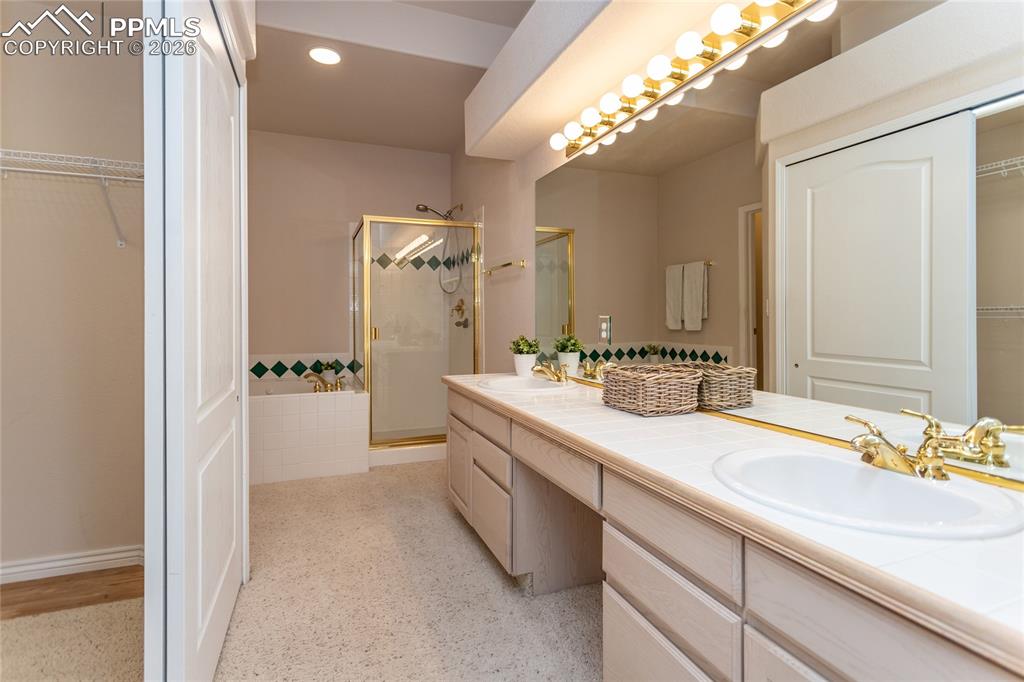 Image 23 of 45: Bathroom