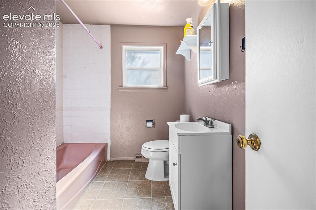 Image 11 of 40: Bathroom