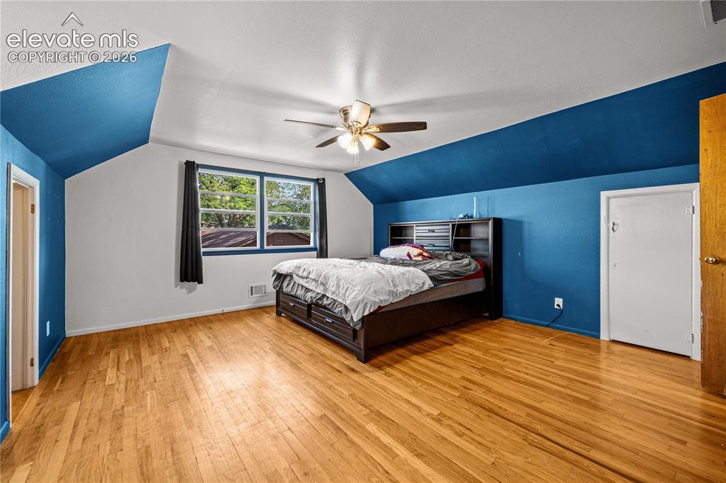 Image 15 of 40: Bedroom