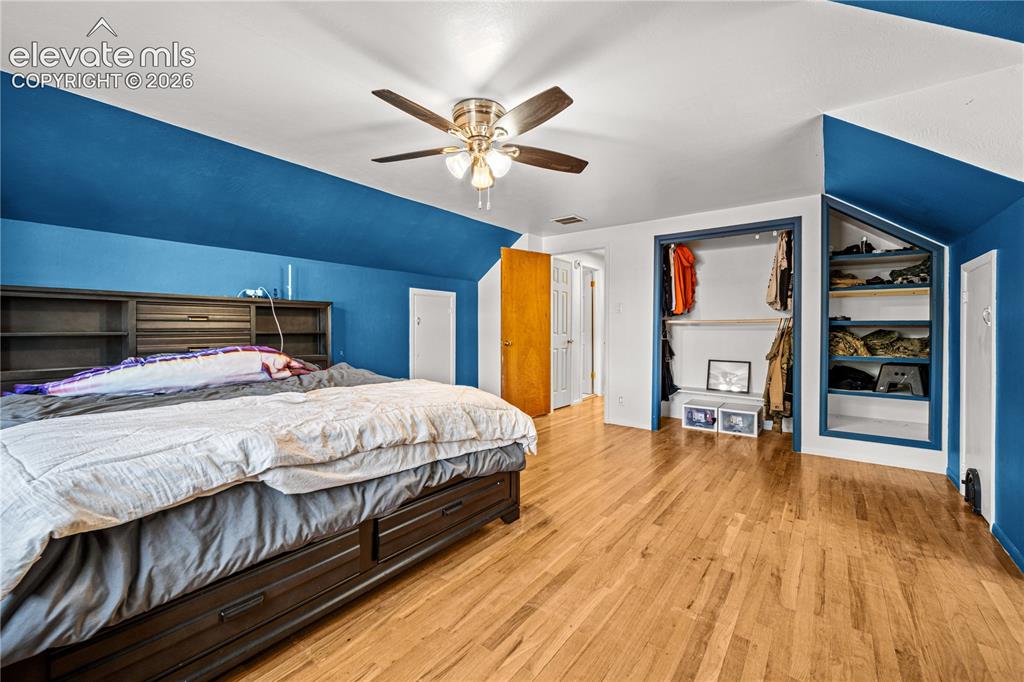 Image 16 of 40: Bedroom
