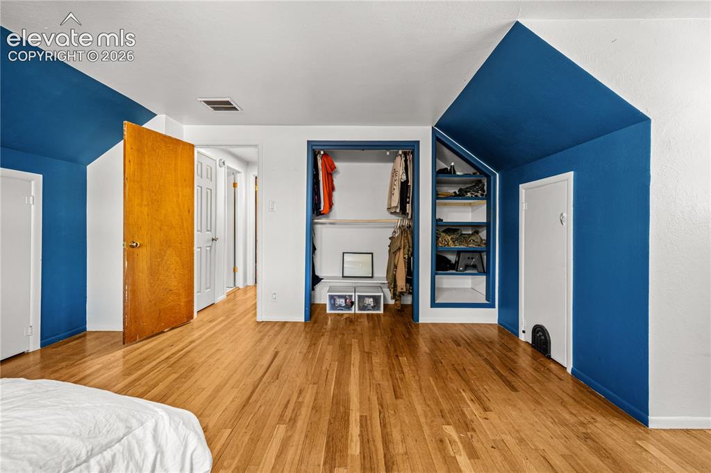 Image 17 of 40: Bedroom