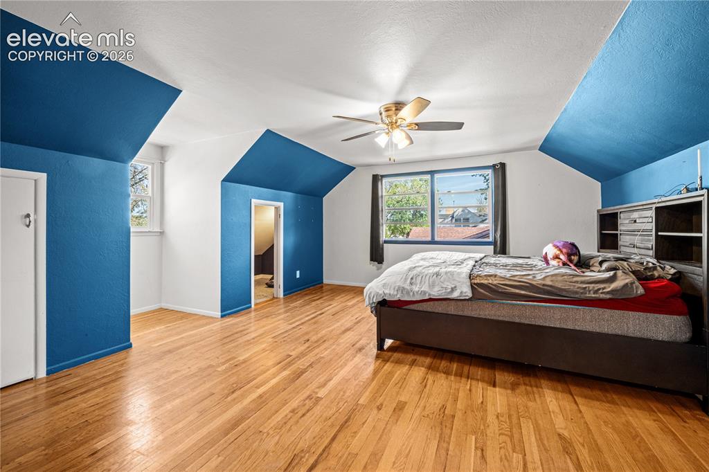 Image 19 of 40: Bedroom