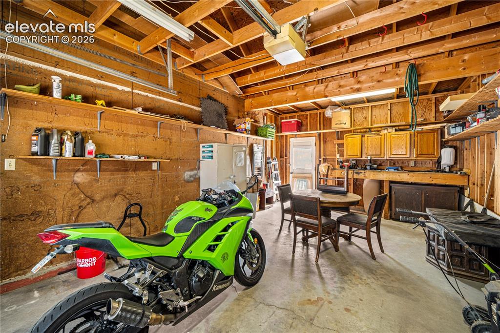 Image 34 of 40: Garage