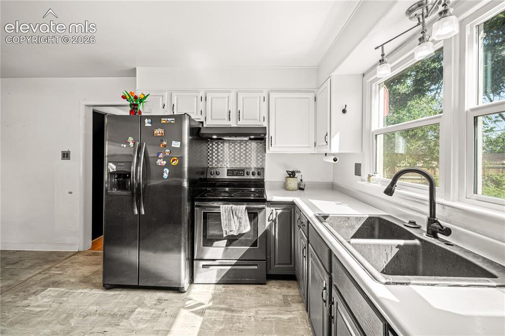 Image 6 of 40: Kitchen