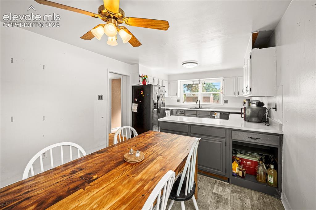 Image 8 of 40: Kitchen