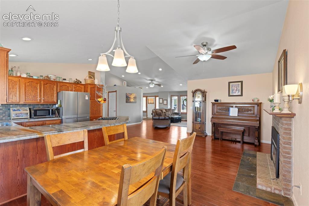 Image 10 of 50: dinning room