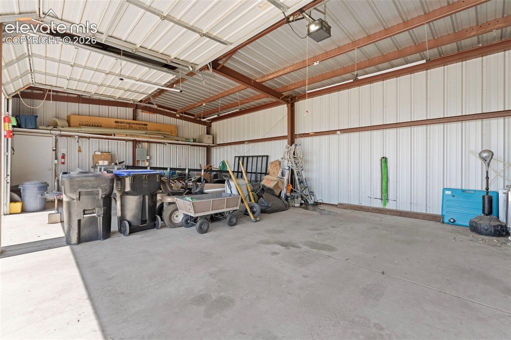 Image 40 of 50: Garage