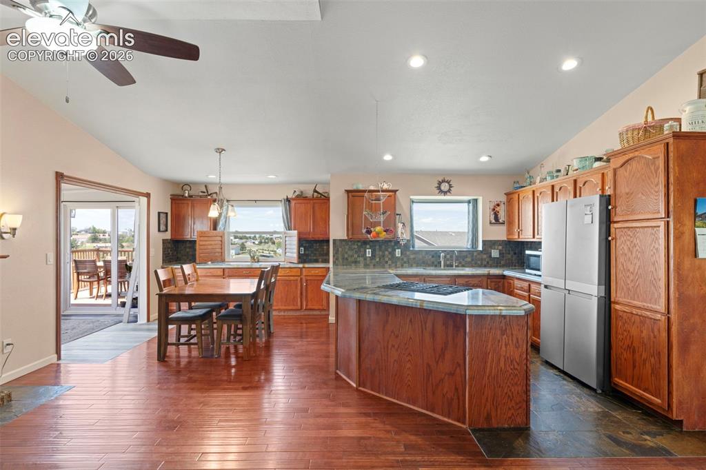 Image 7 of 50: Kitchen