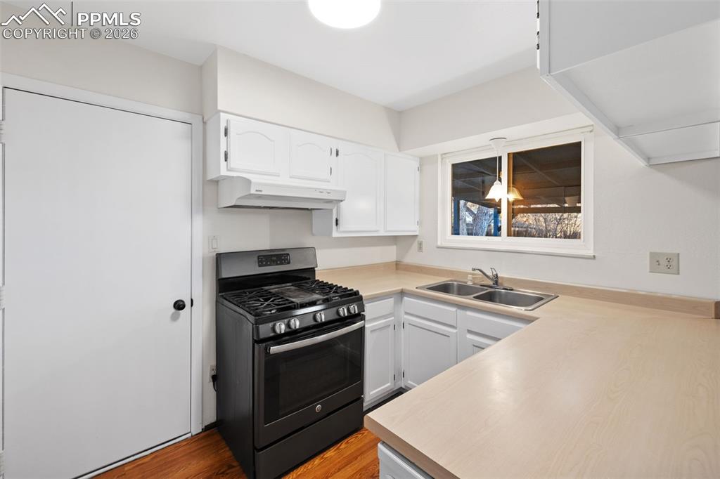 Image 11 of 40: Kitchen