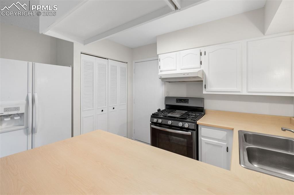 Image 12 of 40: Kitchen