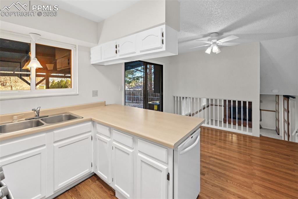 Image 14 of 40: Kitchen