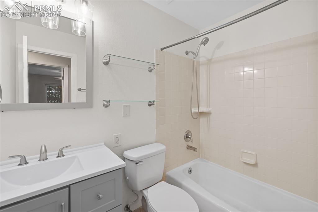 Image 25 of 40: Bathroom