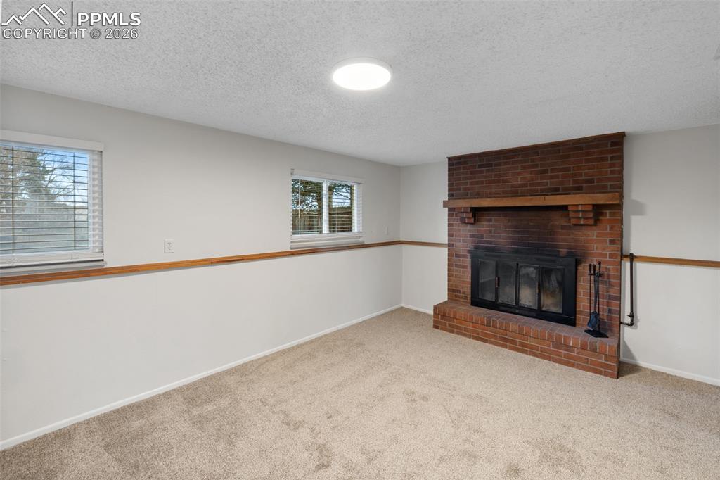 Image 26 of 40: Living Room