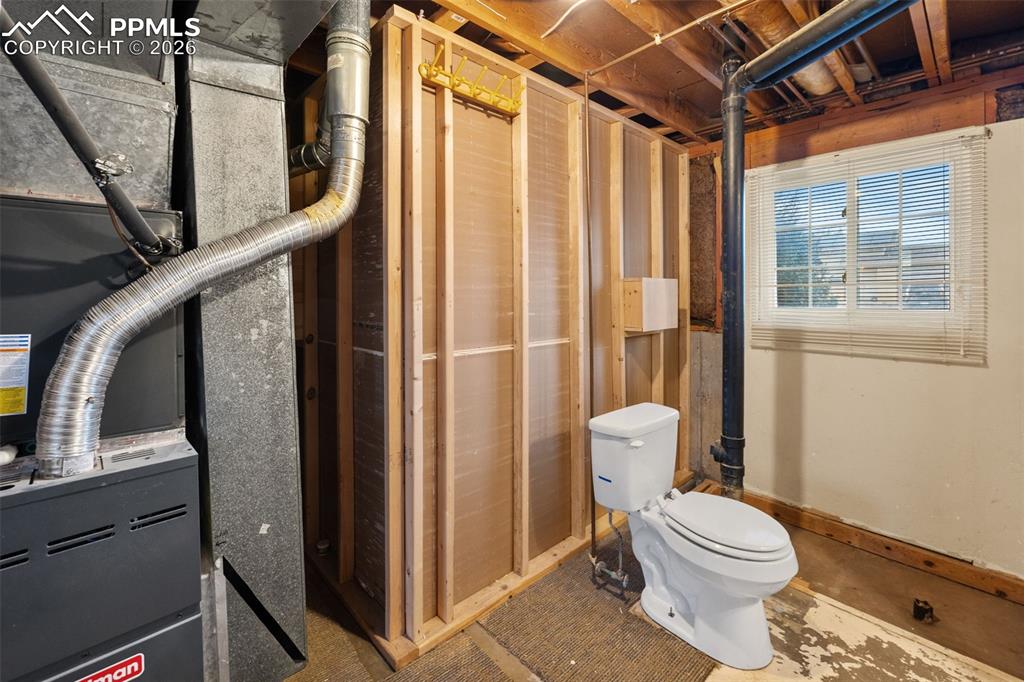 Image 33 of 40: Bathroom