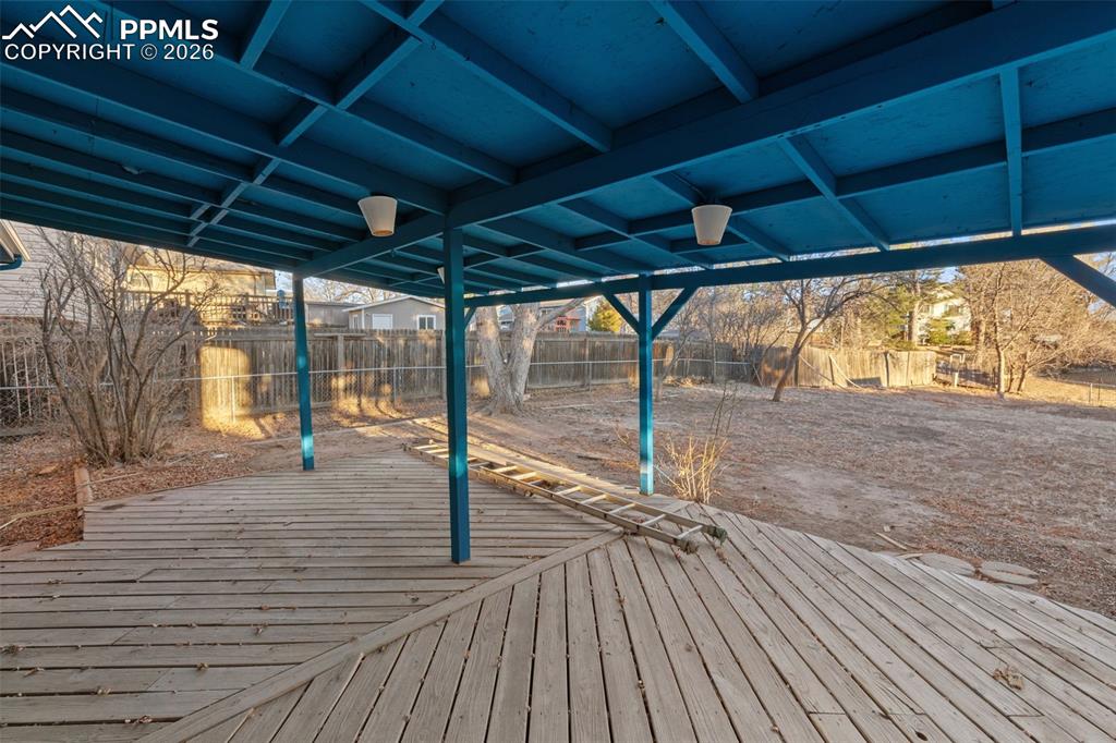 Image 34 of 40: Deck