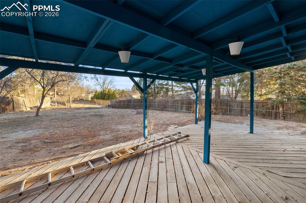 Image 35 of 40: Deck