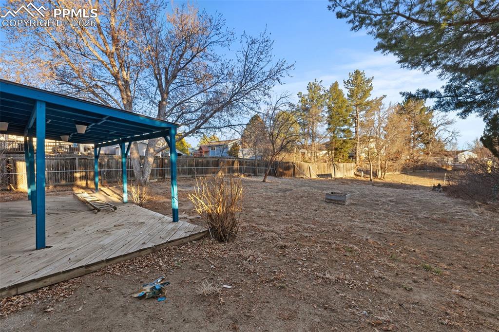 Image 36 of 40: Yard