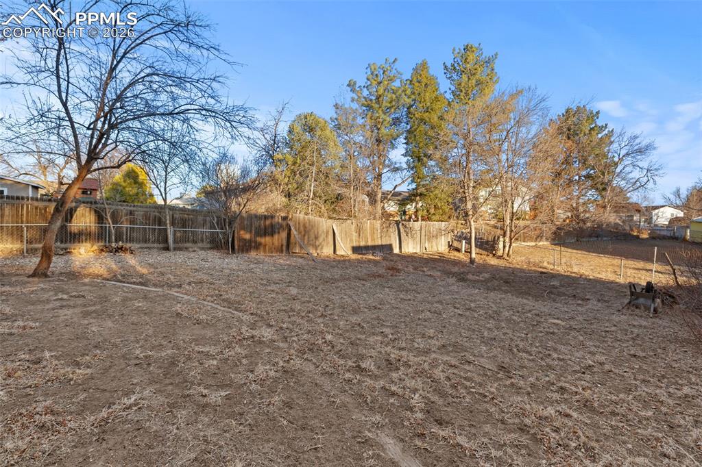 Image 37 of 40: Yard