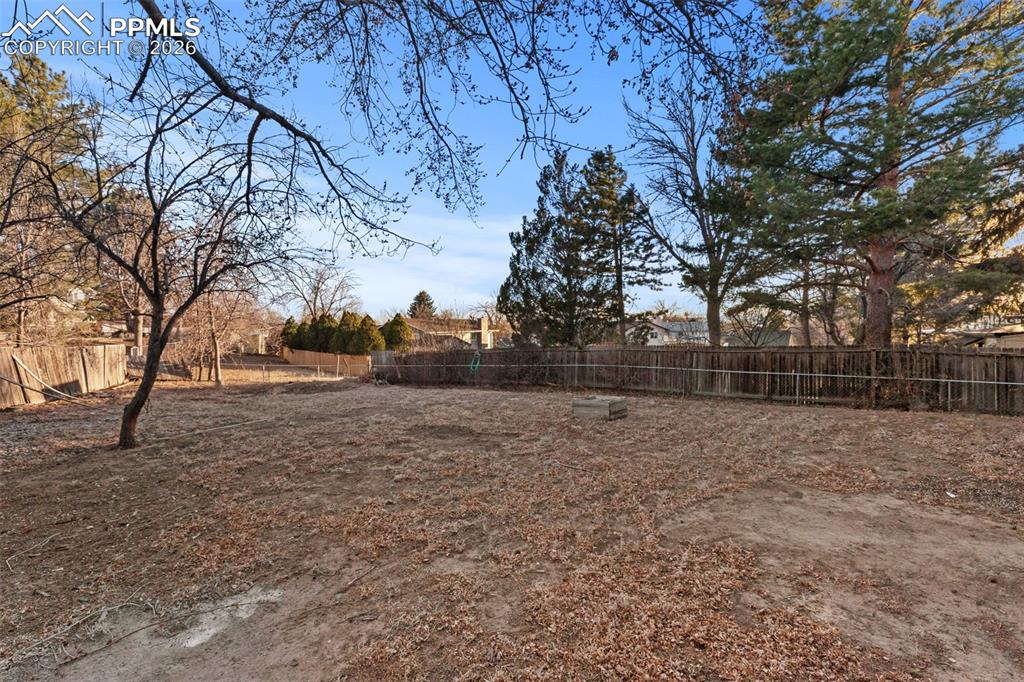 Image 40 of 40: Yard