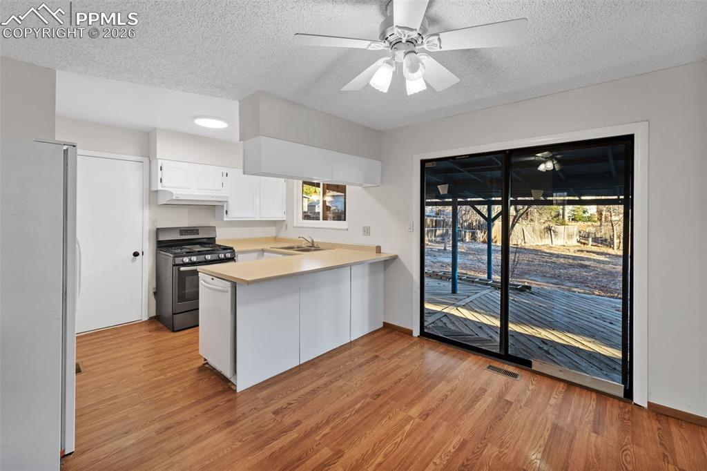 Image 7 of 40: Kitchen