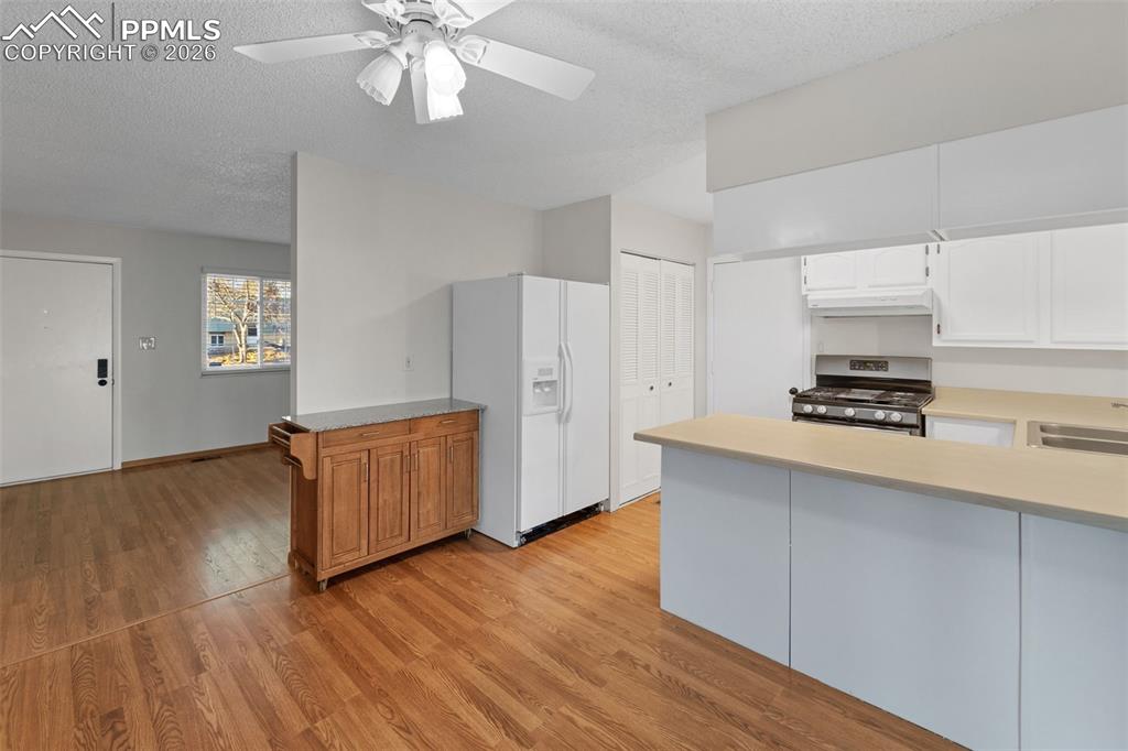 Image 8 of 40: Kitchen