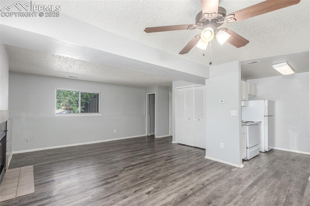 Image 12 of 39: Living Room