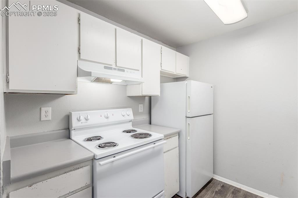 Image 15 of 39: Kitchen