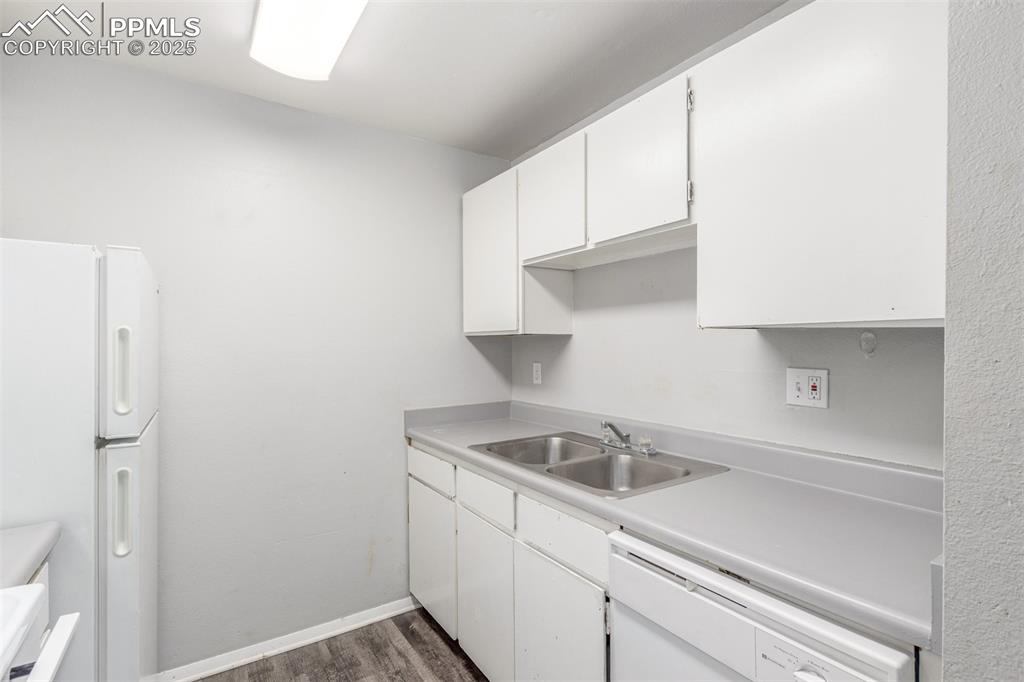 Image 16 of 39: Kitchen