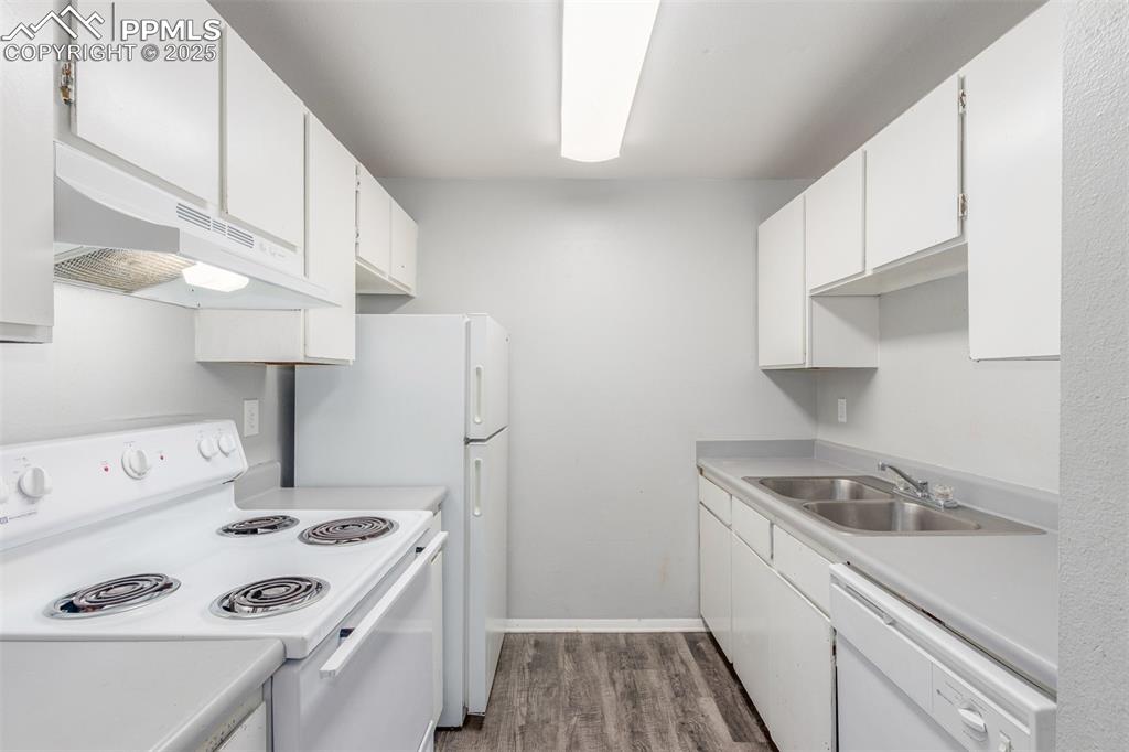 Image 17 of 39: Kitchen