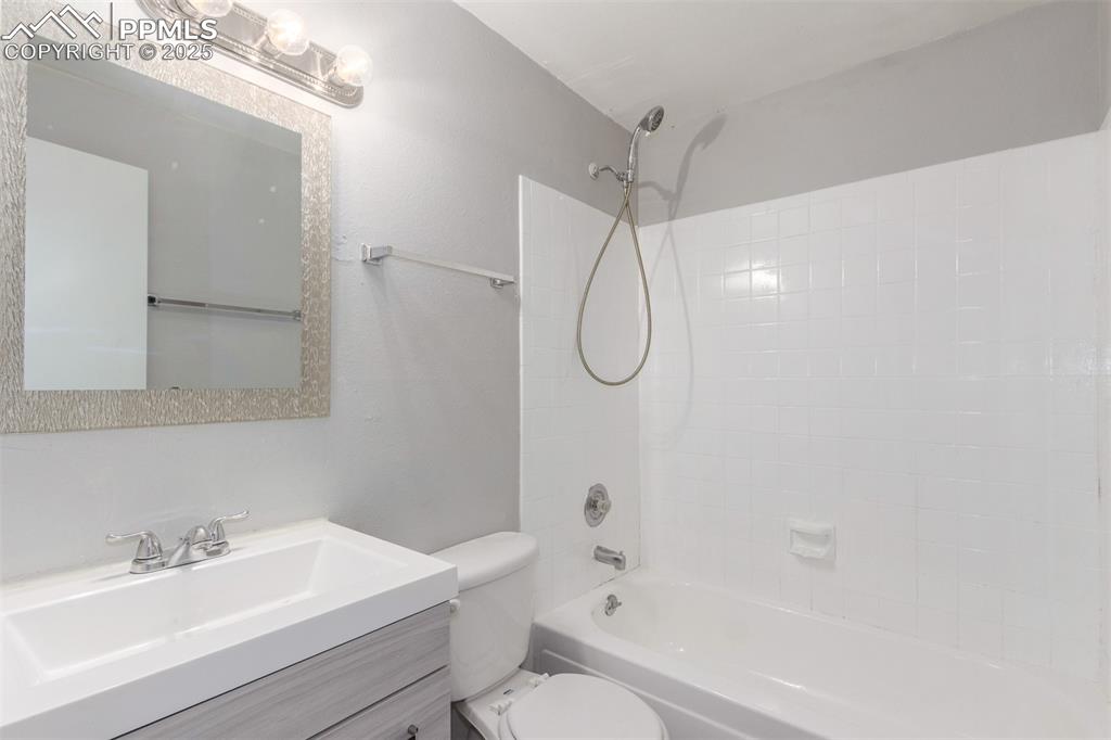 Image 20 of 39: Bathroom