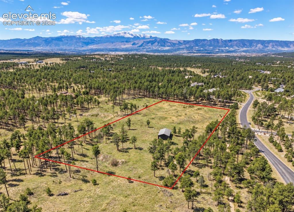 Image 4 of 24: Expansive gated 5 acre parcel with direct access to 15+ miles of hiking and