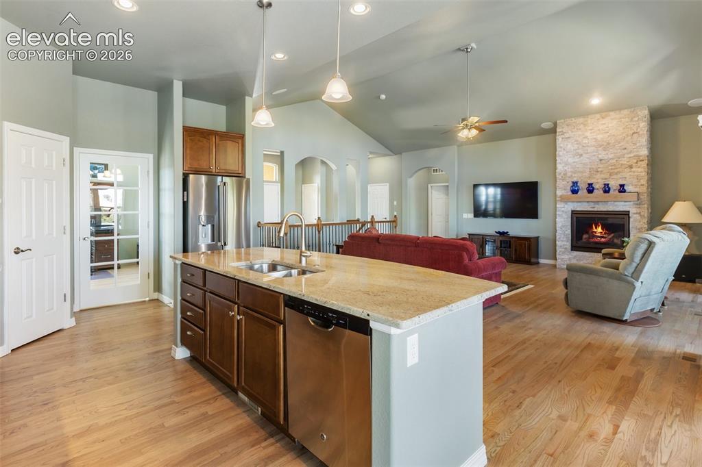 Image 14 of 49: Kitchen