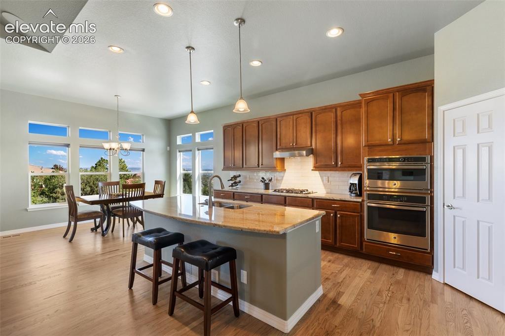 Image 18 of 49: Kitchen