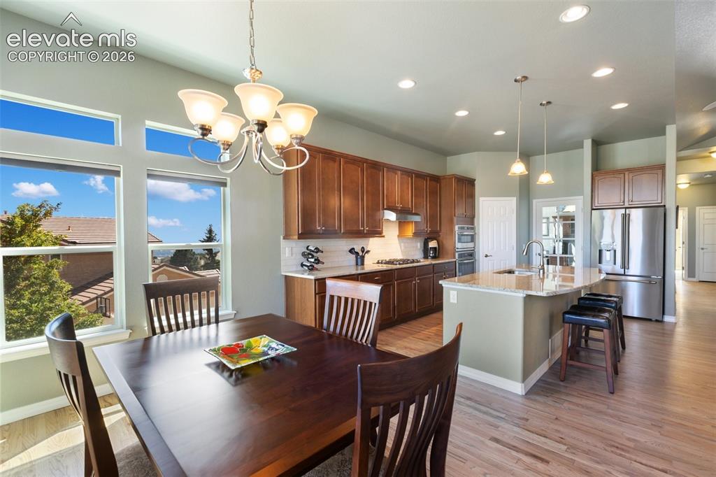 Image 19 of 49: Dining Area