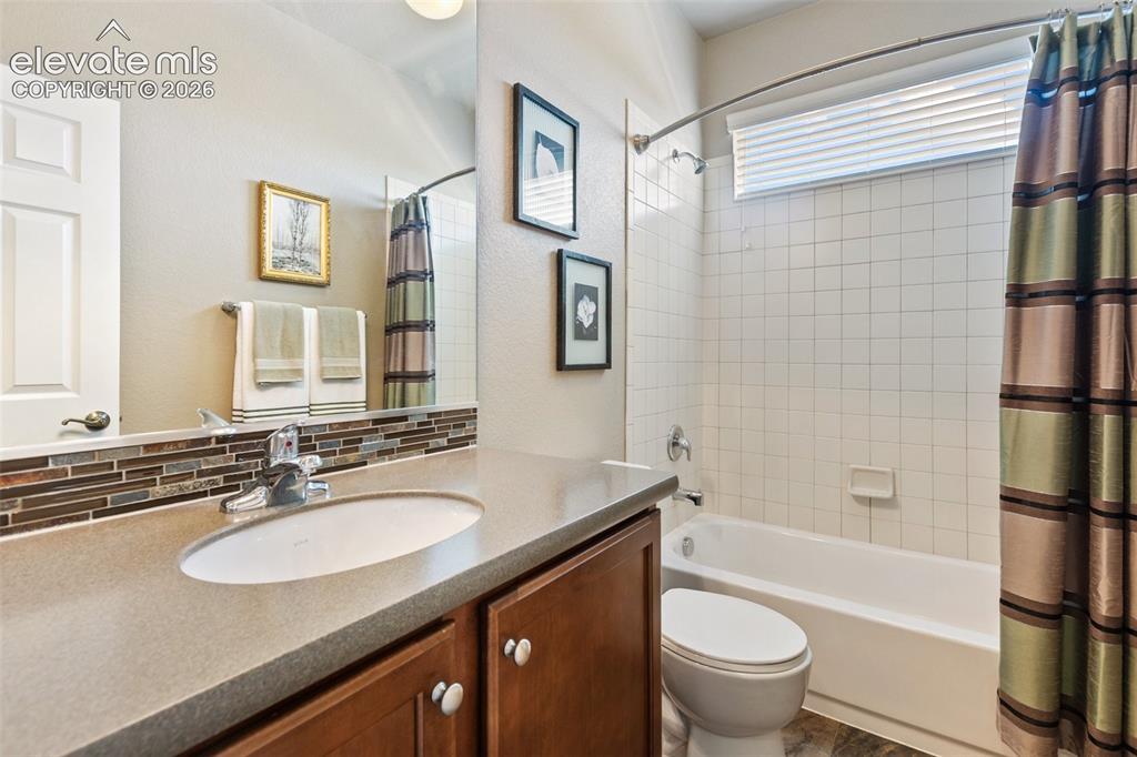 Image 34 of 49: Bathroom