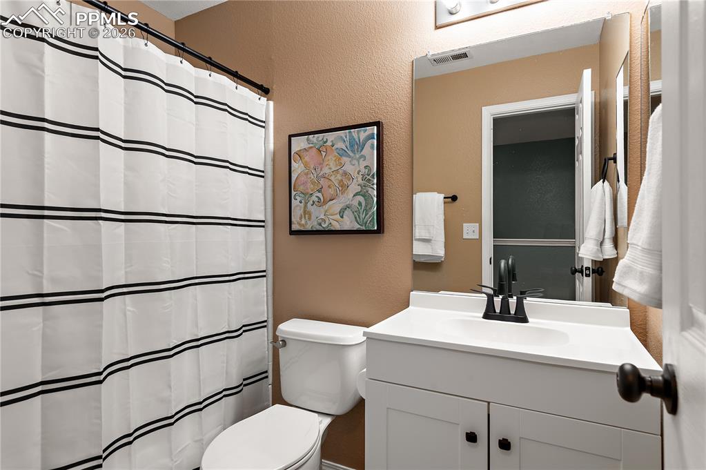 Image 12 of 18: Bathroom