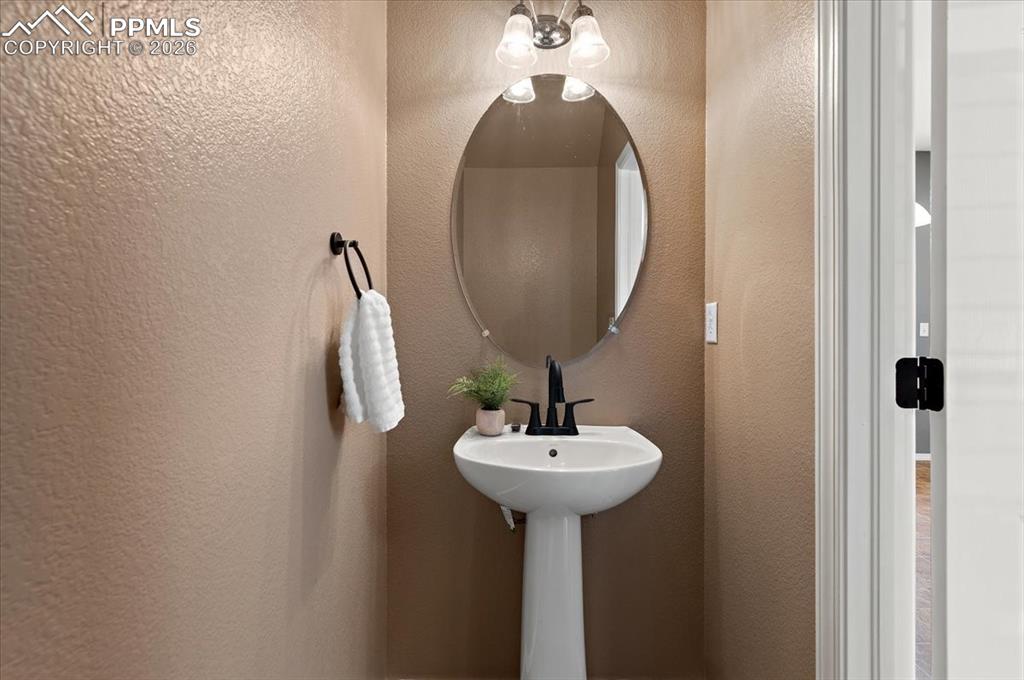 Image 13 of 18: Powder bath on main