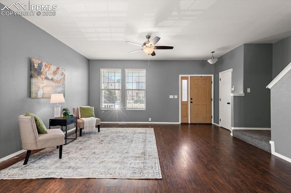 Image 4 of 18: Living Room