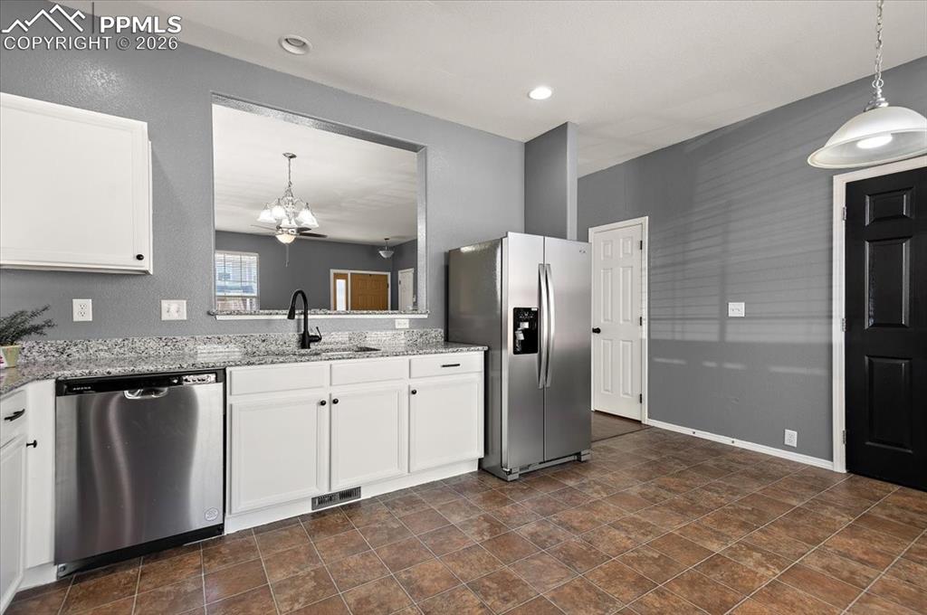 Image 6 of 18: Kitchen